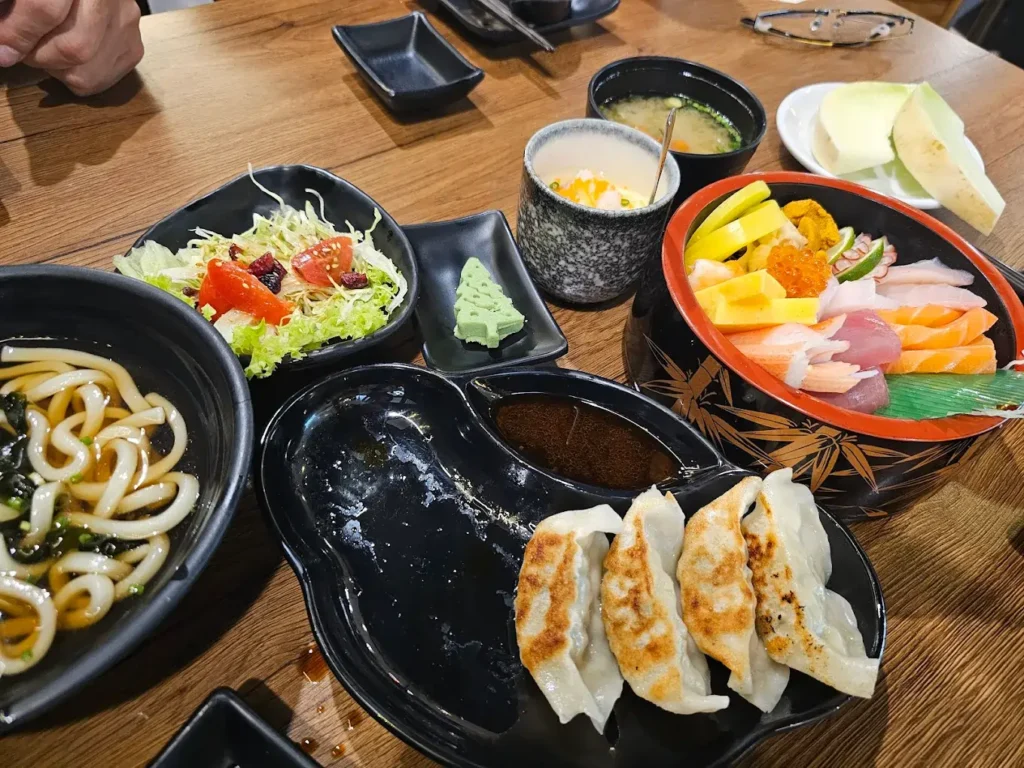 20 Best Buffets in Singapore (2026): Seafood, Hotel & 1-for-1 Deals 32 Shin Minori Japanese Restaurant (UE Square) Best Buffets in Singapore