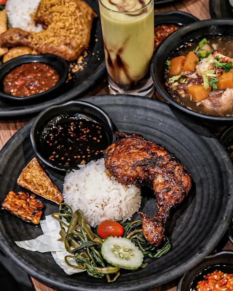 Jurong East Food: 20 Spots Worth The Queue 27 Hearty and comforting Indonesian oxtail soup thick with gelatinous marrow at Pak Ndut, a trusted Jurong East food establishment.
