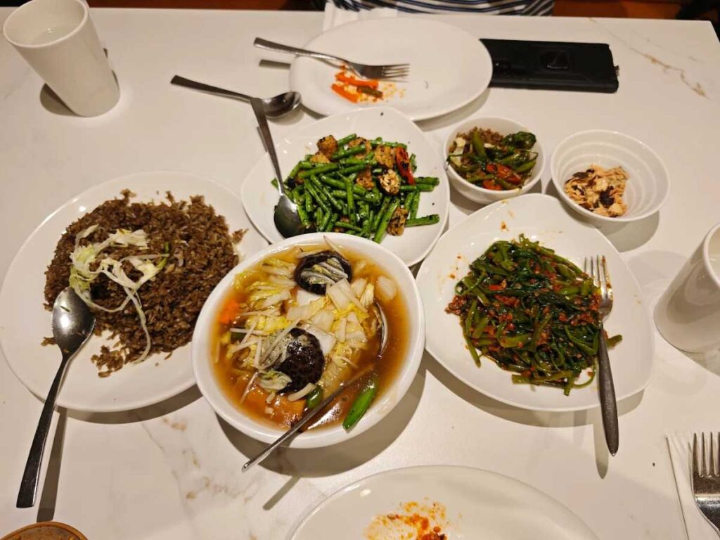 Whole Earth vegetarian Peranakan dishes served in clay pots – Tanjong Pagar Food Guide